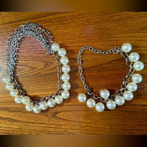 Beautiful pearl necklace with bracelet